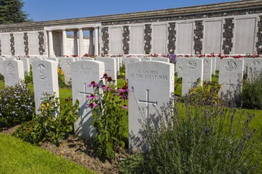Zonnebeke, Belçika - 10 Ağustos 2012: Belçika 'daki Tyne Cot Mezarlığı manzarası - Birinci Dünya Savaşı sırasında Ypres' te hayatlarını kaybeden Cumhuriyet askerlerinin gömüldüğü yer.