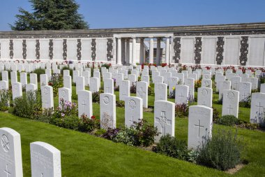 Zonnebeke, Belçika - 10 Ağustos 2012: Belçika 'daki Tyne Cot Mezarlığı manzarası - Birinci Dünya Savaşı sırasında Ypres' te hayatlarını kaybeden Cumhuriyet askerlerinin gömüldüğü yer.