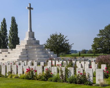 Zonnebeke, Belçika - 10 Ağustos 2012: Belçika 'daki Tyne Cot Mezarlığı manzarası - Birinci Dünya Savaşı sırasında Ypres' te hayatlarını kaybeden Cumhuriyet askerlerinin gömüldüğü yer.