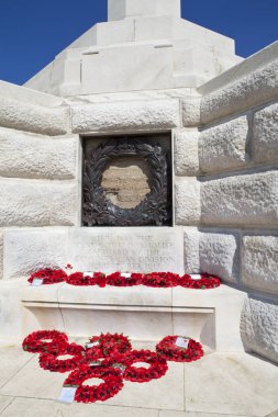 Zonnebeke, Belçika - 10 Ağustos 2012: Tyne Cot Blockhouse, Tyne Cot Mezarlığı, Belçika. Tyne Cot, 1. Dünya Savaşı sırasında Ypres 'te ölen Cumhuriyet askerleri için bir mezarlık..
