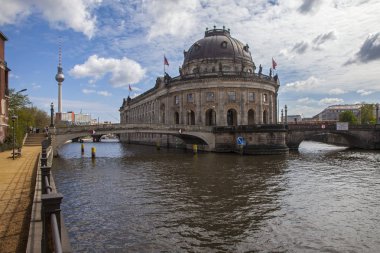 Berlin, Almanya - 15 Nisan 2011: Bode Müzesi ve Tv Kulesi Almanya Berlin şehir manzaraları alarak Spree Nehri üzerinde bir görünüm.