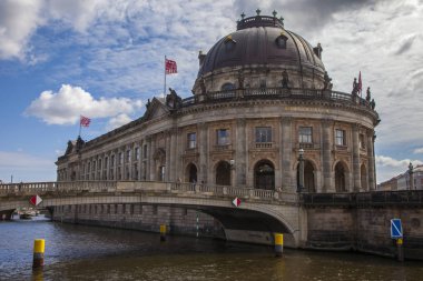 Berlin, Almanya - 15 Nisan 2011: Berlin, Almanya tarihi Bode Müzesi Spree Nehri üzerinde bir görünüm.