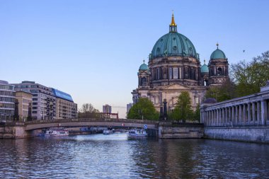 Berliner Dom ve Spree Nehri şehrin Berlin, Almanya'nın çarpıcı bir görünüm.