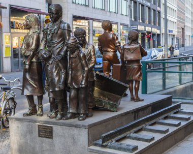Berlin, Almanya - 16 Nisan 2011: Kindertransport anıt heykel Friedrichstrasse tren istasyonu, Berlin, Almanya tarihi şehir dışında bulunan,.