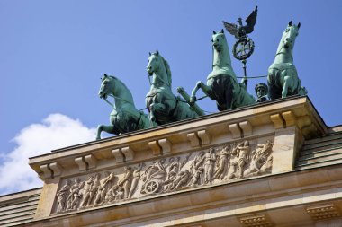 Almanya tarihi şehir Berlin Brandenburg Kapısı üstünde quadriga yakından görmek.