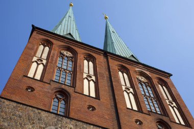 Nikolai Kirche, olarak da bilinen Aziz Nikolaos Kilisesi kentin Berlin, Almanya'nın etkileyici dış görünümünü. Berlin'deki en eski kilise o.