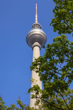 Ayrıca Almanya Berlin şehir Tv kulesi olarak bilinen ikonik Fernsehturm görünümünü.