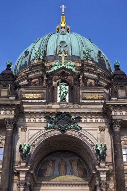 Etkileyici Cephesi ve kubbe Berliner Dom, Almanya Berlin Katedrali, Berlin şehir olarak da bilinir, bir görünüm.