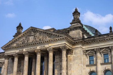 Almanya'nın Berlin kentinde bina Reichstag Parlamento muhteşem cephe görünümü. Alman halkına Dem Deutschen Volke İngilizce çeviri olduğunu.