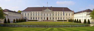 Berlin, Almanya - Nisan 18th 2011: Panoramik Almanya Berlin Tiergarten bölgesinde yer alan güzel Bellevue Sarayı. Almanya Cumhurbaşkanı'nın resmi konutu olduğunu.