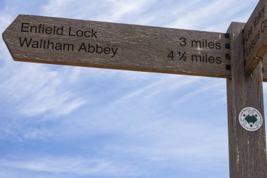Tabelaları Londra'da Enfield kilit ve Waltham Abbey doğru yönünü gösteren River Lee gezinti towpath üzerinde.