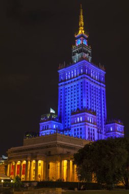 Bir gece vakti görünümü tarihi Sarayı kültür ve bilim, Varşova, Polonya.