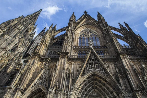 ケルン市のケルン大聖堂の壮大なファサードの眺め ドイツ — ストック写真