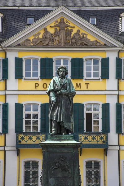 Ένα Άγαλμα Του Λούντβιχ Βαν Μπετόβεν Απεικονίζεται Μπροστά Από Ένα — Φωτογραφία Αρχείου