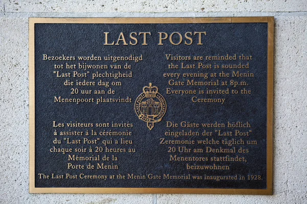 比利时伊普里斯 2012年8月10日 一个四个不同语言的牌匾 详细介绍了每天晚上8点在比利时伊普里斯的梅宁门举行的最后一次邮寄仪式 — 图库照片