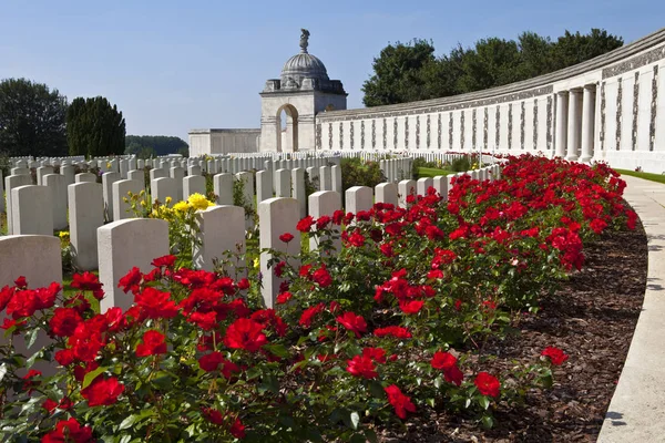 Zonnebeke Belgium August 10Th 2012 Flowers Graves Tyne Cot Cemetery — Stock Photo, Image