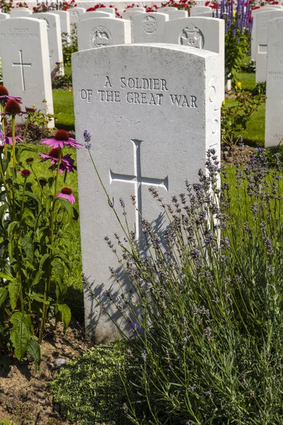 Zonnebeke Belgie Srpna 2012 Hrob Vojáka Velké Války Hřbitově Tyne — Stock fotografie
