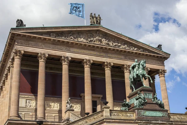 Berlino Germania Aprile 2011 Ammirando Imponente Facciata Dell Alte Nationalgalerie — Foto Stock