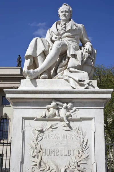 Staty Historiska Figur Alexander Von Humboldt Ligger Utanför Humboldtuniversitetet Staden — Stockfoto