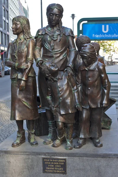 Berlín Alemania Abril 2011 Estatua Conmemorativa Kindertransport Situada Las Afueras — Foto de Stock