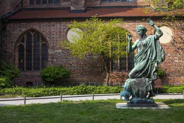 德国柏林 2011年4月17日 尼古拉基什花园中的一座古典雕像 也被称为德国柏林市的圣尼古拉斯教堂 它是柏林最古老的教堂 — 图库照片