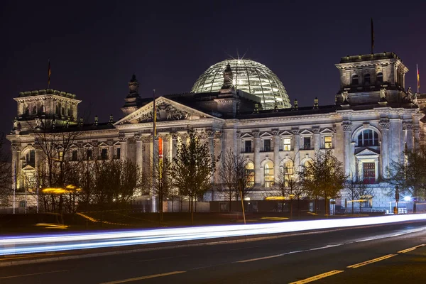Una Vista Nocturna Del Histórico Edificio Del Reichstag Ciudad Berlín —  Fotos de Stock