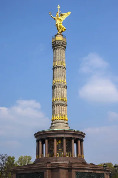 ベルリン ドイツの歴史的な街に位置する Siegessaule ドイツ語で知られているベルリンの戦勝記念塔のビュー — ストック写真