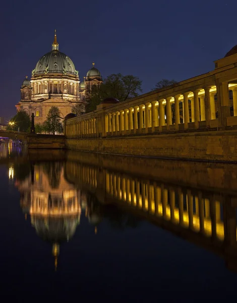 Wspaniały Widok Nad Rzeką Szprewą Berlinie Biorąc Zabytki Berliner Dom — Zdjęcie stockowe