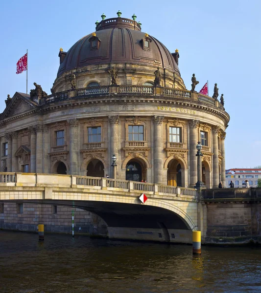 德国柏林施普雷河上历史悠久的博德博物馆的施普雷河景观 — 图库照片