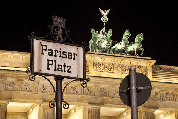 ドイツのベルリンで 背景に描かれる象徴的なブランデンブルク門で Pariser Platz 道路標識 — ストック写真