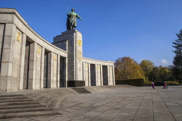 德国柏林 2012年10月31日 柏林蒂尔加滕的苏联战争纪念馆 供奉苏联战争死难者 特别是1945年柏林战役中牺牲的8万名士兵 — 图库照片