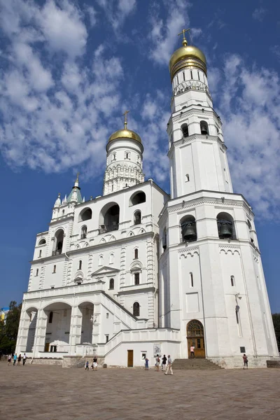 俄罗斯莫斯科 2011年8月14日 位于俄罗斯莫斯科市莫斯科建筑群内的令人印象深刻的伊万大钟楼和假设钟楼的左侧景观 — 图库照片