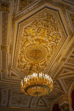 St. Petersburg, Rusya Federasyonu - 16 Ağustos 2011: bir çarpıcı altın avize ve süslü tavan Hermitage Müzesi, şehir St. Petersburg, Rusya Federasyonu içinde bakarak.