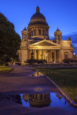 Saint Petersburg, Rusya - Ağustos 18th 2011: Etkileyici St. Isaacs Katedrali, alacakaranlık, St Petersburg, Rusya bir görünüm.