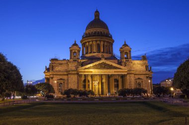Saint Petersburg, Rusya - Ağustos 18th 2011: Etkileyici St. Isaacs Katedrali, alacakaranlık, St Petersburg, Rusya bir görünüm.