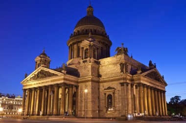 Saint Petersburg, Rusya - Ağustos 18th 2011: Etkileyici St. Isaacs Katedrali, alacakaranlık, St Petersburg, Rusya bir görünüm.