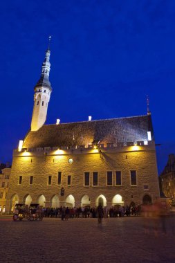 Tallinn, Estonya - 19 Ağustos 2018: Bir görünümü, güzel Tallinn Town Hall eski kasaba Tallinn, Estonya.