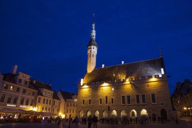 Tallinn, Estonya - 19 Ağustos 2018: Bir görünümü, güzel Tallinn Town Hall eski kasaba Tallinn, Estonya.