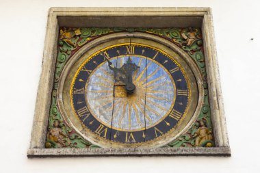 Eski bir görünümünü saat dış kilisenin kutsal ruh eski kasaba Tallinn, Estonya.