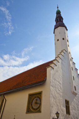 Kilisenin kutsal ruh Estonya eski kasaba Tallinn içinde bir görünüm.