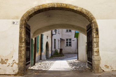Tallinn, Estonya - Ağustos 20th 2011: Güzel eski Town, Tallinn Estonya'da bir kemer bir görünüm.