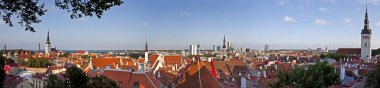 Tallinn, Estonya - 20 Ağustos 2018: Manzarası Toompea tarihi Tallinn şehir Estonya üzerinden seyir Hill.