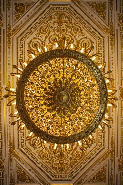 サンクトペテルブルク ロシア連邦 2011 見事な黄金のシャンデリアとエルミタージュ国立美術館 サンクトペテルブルク ロシアの都市の中の華やかな天井を見上げてください — ストック写真