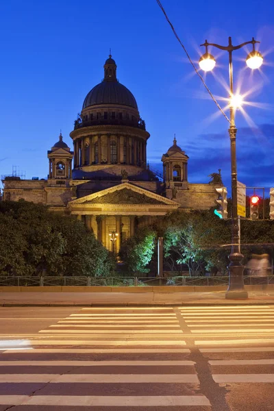 俄罗斯圣彼得堡 2011年8月18日 黄昏时在俄罗斯圣彼得堡令人印象深刻的圣萨克斯大教堂的景色 — 图库照片