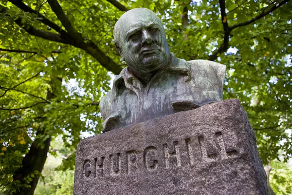 Przywódca Brytyjskiej Wojny Biust Sir Winston Churchill Znajduje Się Churchillparken — Zdjęcie stockowe