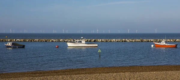 ケントのボートと洋上風力発電所 — ストック写真