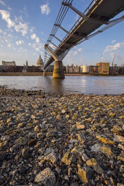 Londra'da St. Pauls ve Milenyum Köprüsü