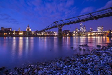 Londra'da St. Pauls ve Milenyum Köprüsü