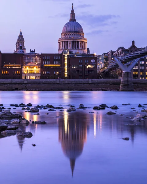 St. Pauls Cathedral and Reflection — Stock Photo, Image