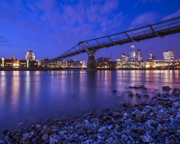 St. Pauls i Millennium Bridge w Londynie — Zdjęcie stockowe